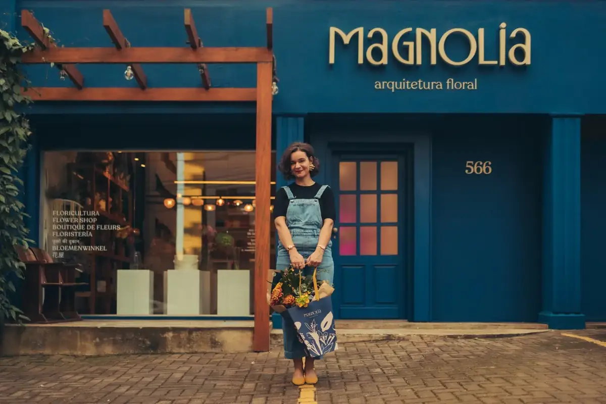 Gabriella em frente à fachada da Magnolia Arquitetura Floral em Londrina
