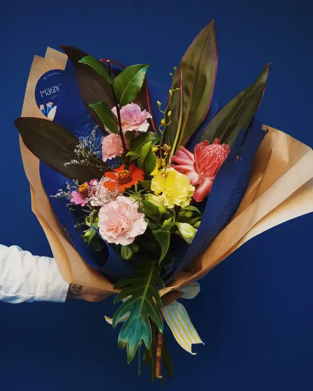 Bouquet sobre azul — bastão-do-imperador
